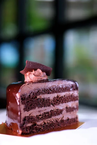 一块巧克力蛋糕 白盘上有巧克力奶油 优质4千卡热量欢乐黑巧克力大虾蛋糕甜点 — 图库照片