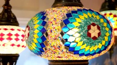 Türkiye 'nin İstanbul kentindeki Grand Bazaar' da satılık Türk dekoratif lambaları. Yüksek kalite fotoğraf