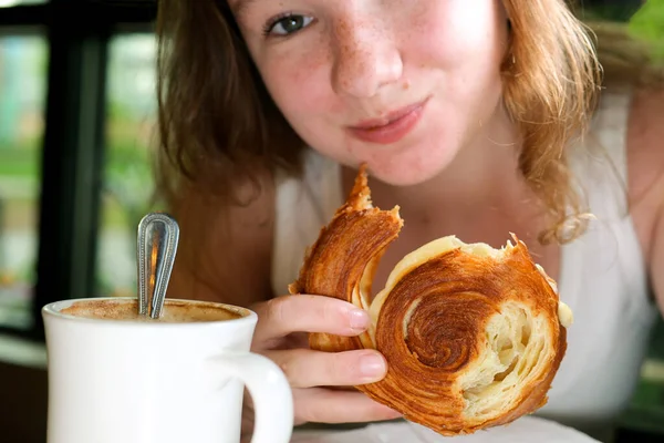 Gelukkige Vrouw Die Een Croissant Buiten Eet Hoge Kwaliteit Foto — Stockfoto