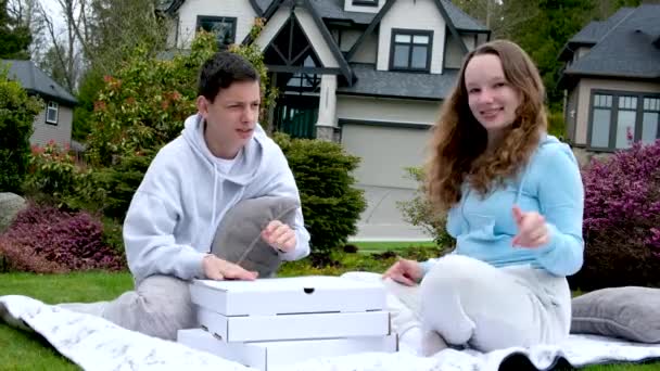 Tonåringar Par Ungdomar Tillsammans Picknick Pojkar Flicka Trumma Dans Sitter — Stockvideo