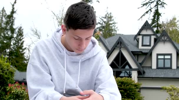 Dospívající Chlapec Znuděný Sedí Ulici Rozhlíží Jeho Rukou Telefon Polštář — Stock video