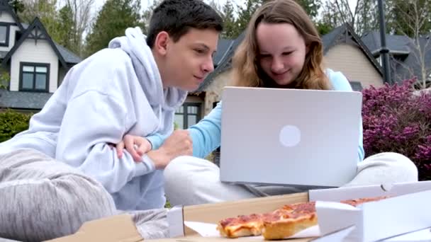 Teenage Boy Girl Outdoors Eating Pizza Playing Games Fighting Pushing — Stock Video