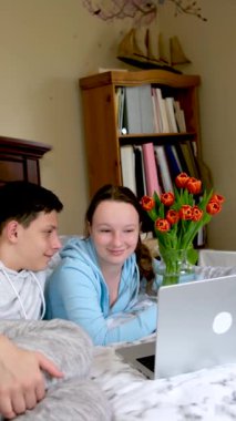 Bilgisayarın yanındaki odada birlikte film seyreden gençler ilk randevularında iyi ilişkiler kurarlar. Çiçekler yatak odasında uzanır. Hoş bir atmosfer okulu öğrencileri birlikte ödevlerini yapar.