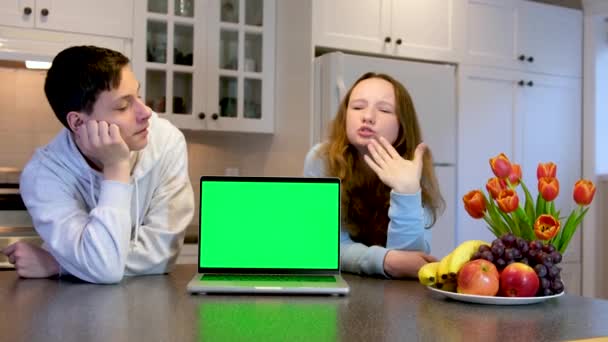 Chłopcy Dziewczyna Kuchni Pobliżu Laptopa Zielonym Ekranem Oglądać Filmy Online — Wideo stockowe