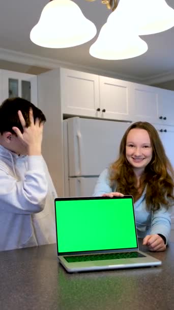 Barn Peka Finger Grön Skärm Kul Glädje Reklam Laptop Chromakey — Stockvideo