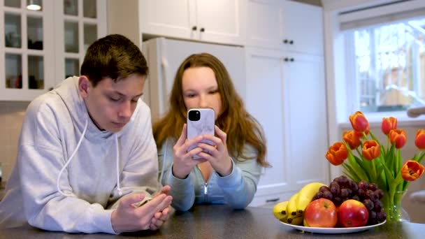 Jungen Mädchen Sitzen Telefonen Beschäftigt Mit Der Arbeit Lernen Spiele — Stockvideo