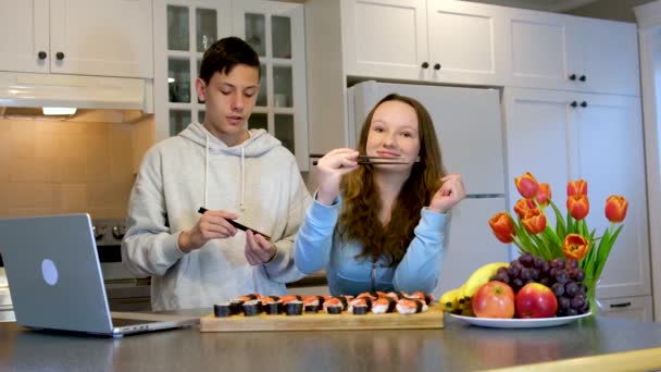 Delicioso Sushi Aprender Comer Com Pauzinhos Mostrar Uns Aos Outros — Vídeo de Stock