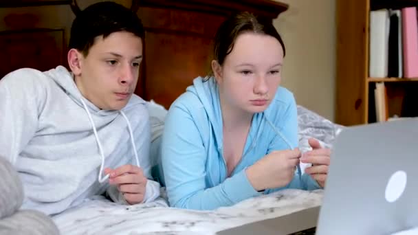 Adolescenti Nella Stanza Vicino Computer Guardare Film Insieme Trascorrere Del — Video Stock