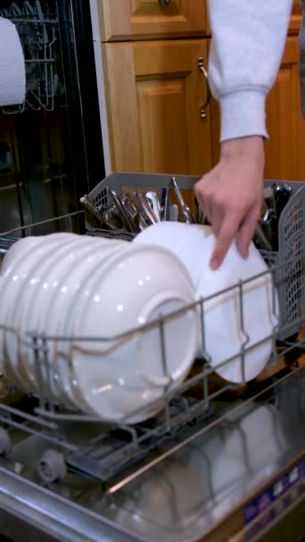 Απλώστε Πιάτα Από Πλυντήριο Πιάτων Έφηβοι Αγόρια Κορίτσι Βοηθήσει Τους — Αρχείο Βίντεο