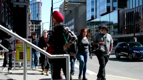 人々はバンクーバーのウォーターフロント駅の近くの大都市の人々に住んでいます市内中心部の散歩は 電話のバックパックのベビーカーでライブの話をします — ストック動画