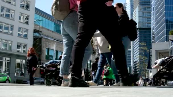 Ludzie Mieszkają Dużym Mieście Ludzi Pobliżu Stacji Waterfront Vancouver Centrum — Wideo stockowe