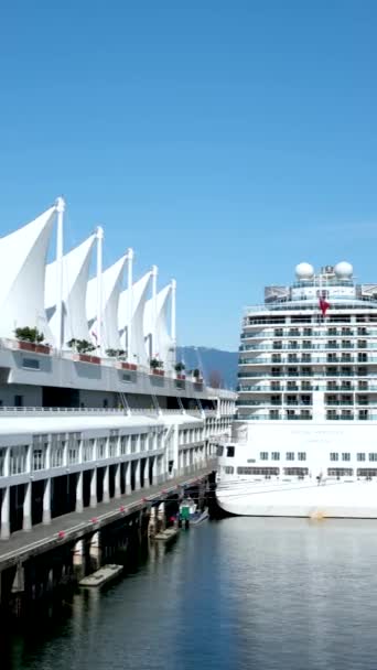 Ogromny Statek Wycieczkowy Stoi Wybrzeży Vancouver Kanada Miejsce Flaga Wisząca — Wideo stockowe