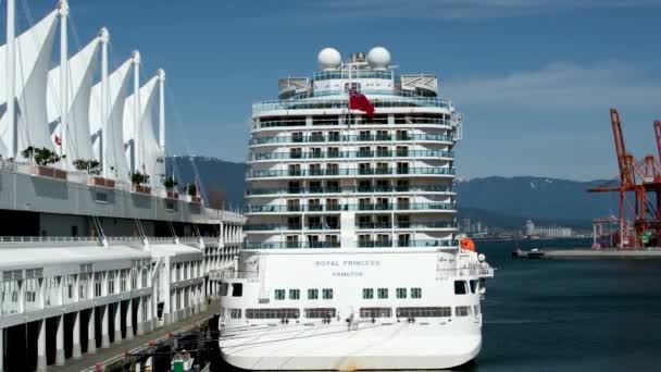 Огромный Круизный Лайнер Стоит Берегов Ванкувера Канада Плас Флаг Развевающийся — стоковое видео