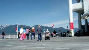 Canada Place Vancouver Canada 2023 Sokakları yürüyen gerçek insanlar Pasifik Okyanusu hafta sonu rahatlayın dağlara bakın BC 'deki güzel hayat