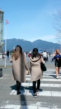 Canada Place Vancouver Canada 2023 Sokakları yürüyen gerçek insanlar Pasifik Okyanusu hafta sonu rahatlayın dağlara bakın BC 'deki güzel hayat