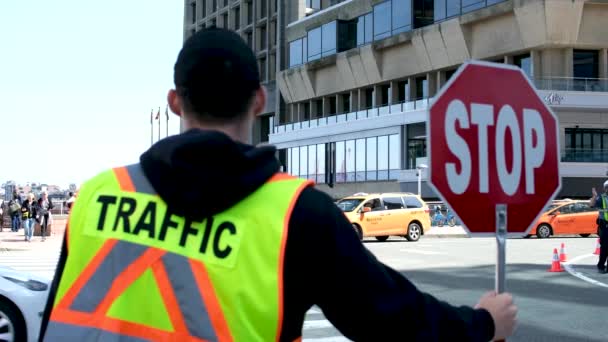 Строитель Останавливает Движение Держит Знак Стоп Канада Ванкувер 2023 — стоковое видео