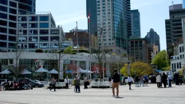 Canada Place Vancouver Canada 2023 Реальные Люди Гуляющие Улицам Небоскребов — стоковое видео