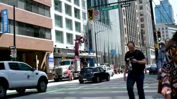 Burrard Stationの高層ビル人々が交通渋滞を歩く現実の生活観光客ビジネスマンシンプルな労働者バンクーバーの街に住んでいるすべての人がカナダ2023 — ストック動画