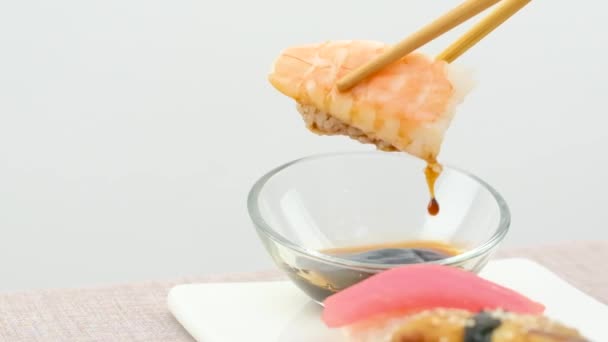 Sushi Mergulhando Molho Mesa Imagens Fullhd Alta Qualidade — Vídeo de Stock