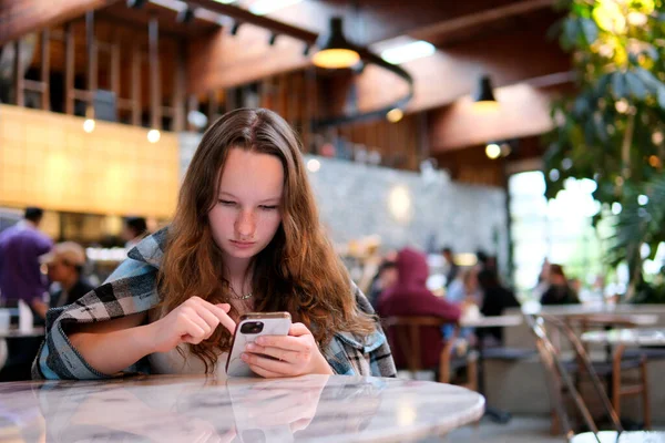 Привлекательная Женщина Печатает Текстовые Сообщения Смартфоне Кафе Кофе Высокое Качество — стоковое фото