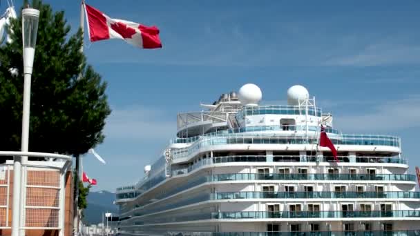 Obrovská Výletní Loď Stojí Pobřeží Vancouver Kanada Místo Vlajka Vlaje — Stock video