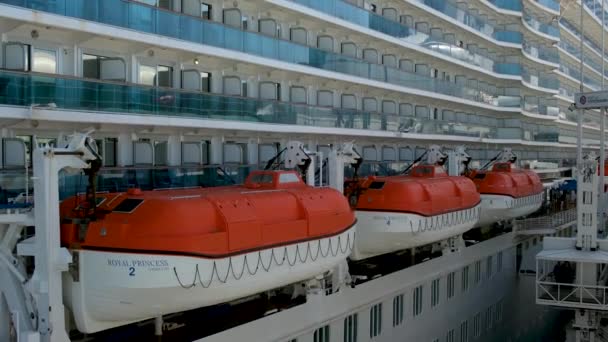 Enorme Cruiseschip Staat Voor Kust Van Vancouver Canada Plaats Vlag — Stockvideo