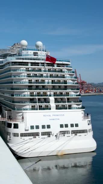 Enorme Crucero Encuentra Frente Costa Vancouver Canadá Coloque Bandera Que — Vídeo de stock