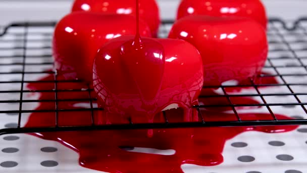 Kobieta Kucharz Cukiernik Wylewa Karmel Piankę Różowy Tort Kremowy Deser — Wideo stockowe