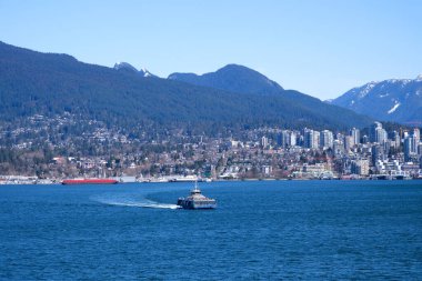 Pasifik Okyanusu 'nda yelken açan Vancouver deniz levreği otobüsüyle en son teknoloji gökdelenleri güzel güneşli hava Vancouver Kanada İngiliz Kolombiya 2023