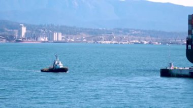 Pasifik Okyanusu 'nda yelken açan Vancouver deniz levreği otobüsüyle en son teknoloji gökdelenleri güzel güneşli hava Vancouver Kanada İngiliz Kolombiya 2023