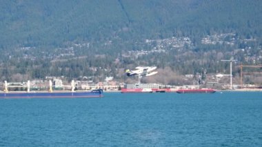 Kanada manzaralı bir yer güzel bir şehir gökdeleninin farklı taraflarında tatil gezisi cam ofis restoranları Pasifik Okyanusu şehir merkezi Kanada Vancouver 2023