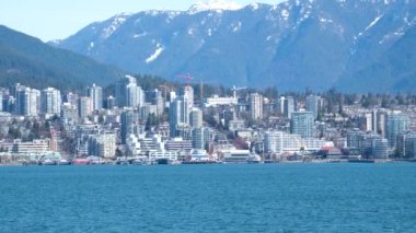 Kanada manzaralı bir yer güzel bir şehir gökdeleninin farklı taraflarında tatil gezisi cam ofis restoranları Pasifik Okyanusu şehir merkezi Kanada Vancouver 2023