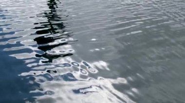 Temiz sulardaki yansıma gri renk güneş ışığı fener ışınları ya da deniz üzerindeki sütun dalgalanmaları