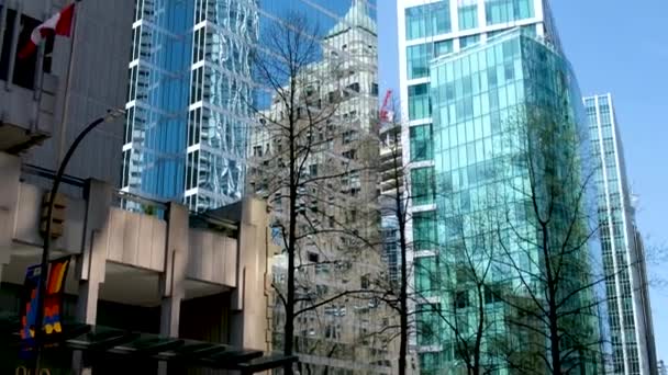 Nejnovější Modernizované Mrakodrapy Obrovské Skleněné Budovy Centru Kanadské Vlajky Visí — Stock video