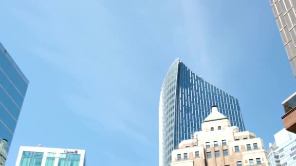 Nyest Moderniserte Skyskrapere Store Glassbygninger Sentrum Kanadisk Flagg Hengende Blå – stockvideo