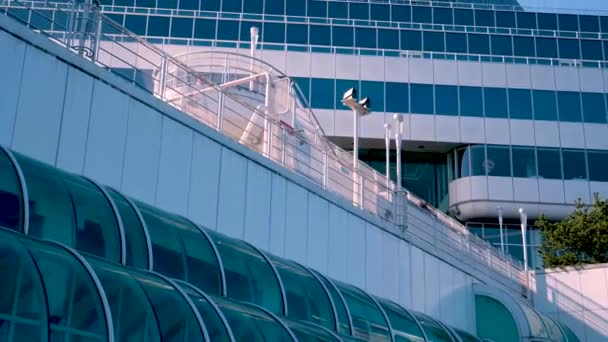 カナダの景色美しい街の高層ビルの堤防上の場所休暇旅行旅行ガラスビルオフィスレストラン春太平洋都市センターカナダバンクーバー2023 — ストック動画