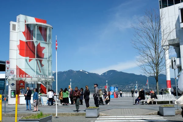 Canada Place Vancouver Canada 2023 Vraies Personnes Marchant Dans Les — Photo
