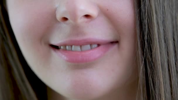 Kızların Doğal Güzelliği Ağzının Yakın Çekimi Içtenlikle Gülümsemesi Hatta Beyaz — Stok video