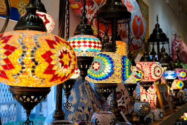 Multi Barevné Turecké Mozaiky Lampy Stropním Trhu Slavném Grand Bazaar — Stock fotografie