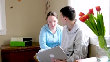 İnternette mutlu çift evde yerde dizüstü bilgisayar kullanıyor. Yüksek kalite