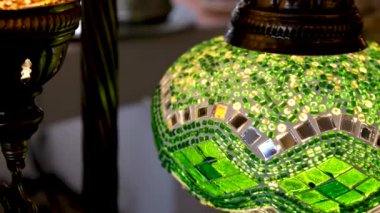 Geleneksel Osmanlı Mozaik Lambaları Videosu, Eminonu İstanbul, Türkiye. Yüksek kalite 4k görüntü