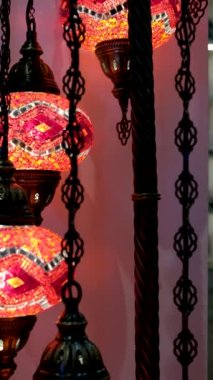 Türkiye 'nin İstanbul kentindeki ünlü Büyük Çarşı' nın tavan pazarında çok renkli Türk mozaik lambaları. Yüksek kalite 4k görüntü