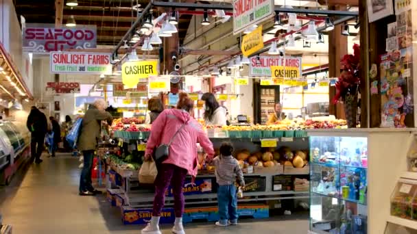 在覆盖的市场上 卖家和买主的日常生活中 许多卖家都在为卖家购买水果 蔬菜和其他商品 — 图库视频影像