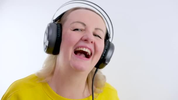 Nærbillede Smuk Ung Kvinde Nyder Musikken Fristende Smilende Høj Kvalitet – Stock-video