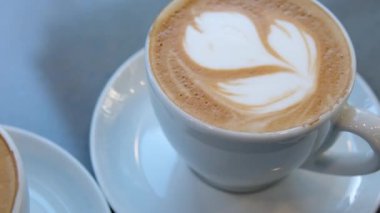 Kahve fincanını beyaz bardakta kapat. Latte sanatı. Yüksek kalite 4k görüntü