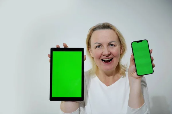 Una Mujer Feliz Mostrando Espacio Copia Teléfono Aislado Por Fondo —  Fotos de Stock