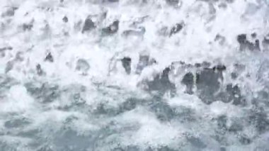 Sonbaharda fırtına sırasında köpüklü deniz dalgaları. Güçlü deniz dalgaları. Kanada 'daki Vancouver Akvaryumu' nun basamaklarından su akıyor.