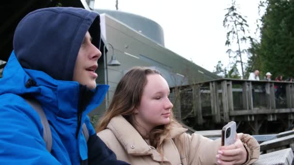 Vancouver Oceanarium Nastolatki Stojące Kurtkach Ulicy Patrząc Telefon Robiąc Filmy — Wideo stockowe