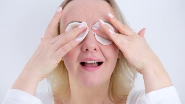 Mulher Colocar Esponjas Seus Olhos Esfrega Dedos Removendo Maquiagem Lavar — Vídeo de Stock