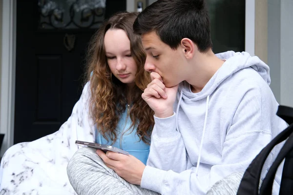 Telefonda oyun oynayıp, sundurmacıda çay içiyorlar okul çağındaki çocuklarla ilişki kuruyorlar. Gençler birlikte zaman geçiriyorlar. Telefonda bir şeyler arıyorlar.